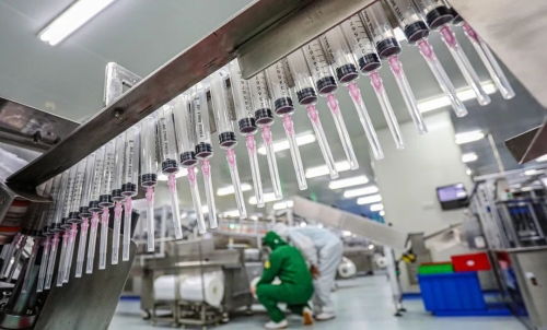 威高工廠插上數(shù)字翅膀 火炬高技術(shù)產(chǎn)業(yè)開(kāi)發(fā)區(qū)實(shí)現(xiàn)生產(chǎn)全掌控，一屏覽車間